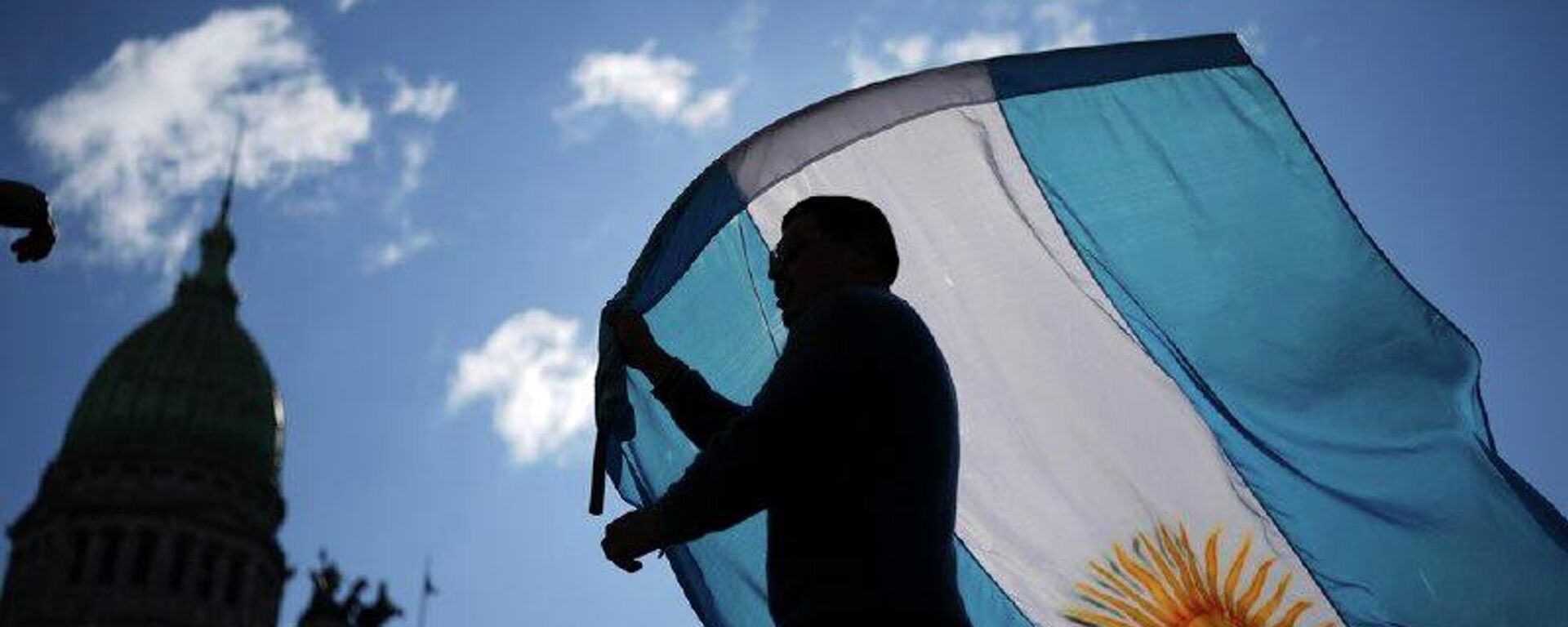 El salario de los empleados estatales de Argentina en 2025 retrocedió 14 puntos - Sputnik Mundo, 1920, 26.01.2026