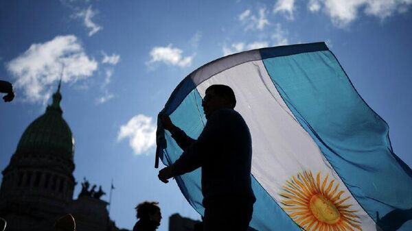 El salario de los empleados estatales de Argentina en 2025 retrocedió 14 puntos - Sputnik Mundo