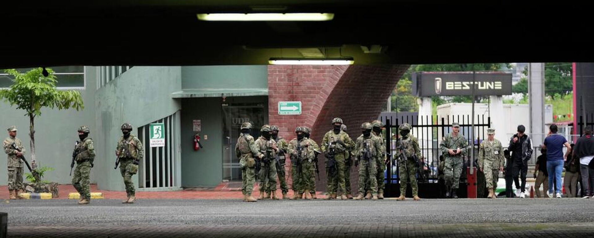 Ecuador invertirá 180 millones de dólares en equipamiento militar para combatir el crimen - Sputnik Mundo, 1920, 27.01.2026