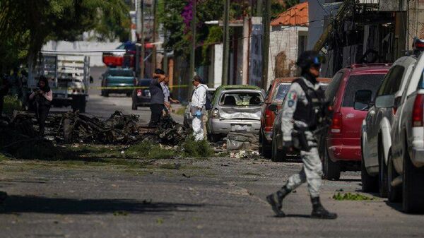 Autoridades atribuyen a pugna entre cárteles el ataque en un campo de futbol en México - Sputnik Mundo