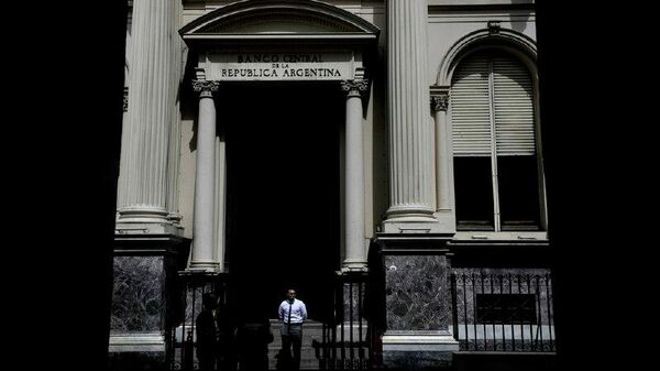 Banco Central argentino retiene solo el 60% de los dólares adquiridos en enero - Sputnik Mundo