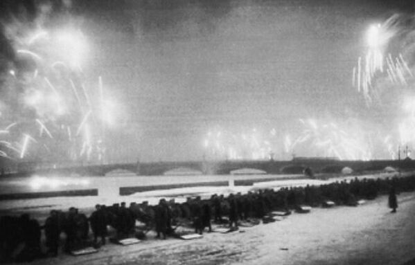 En la foto: El 27 de enero de 1944, Leningrado  resonó con una salva de artillería que simbolizó la victoria sobre el enemigo y el fin de los horrores del asedio: 324 cañones dispararon 24 salvas desde distintos puntos de la ciudad, como el Campo de Marte y las orillas del Nevá. - Sputnik Mundo
