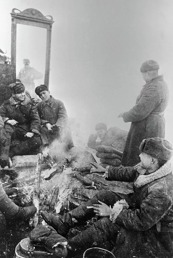 "Primero, bloquearemos Leningrado (herméticamente) y destruiremos la ciudad (...) En primavera, penetraremos en la ciudad (...) nos llevaremos a todos los que queden con vida al interior de Rusia o los haremos prisioneros, arrasaremos Leningrado por completo", se lee en la Enciclopedia Militar Soviética, refiriéndose a las palabras de Hitler.En la foto: artilleros descansan junto a una hoguera, al lado de un tocador con espejo trumeau: lo único que milagrosamente sobrevivió en la aldea que los invasores nazis entregaron al fuego y a la espada. - Sputnik Mundo