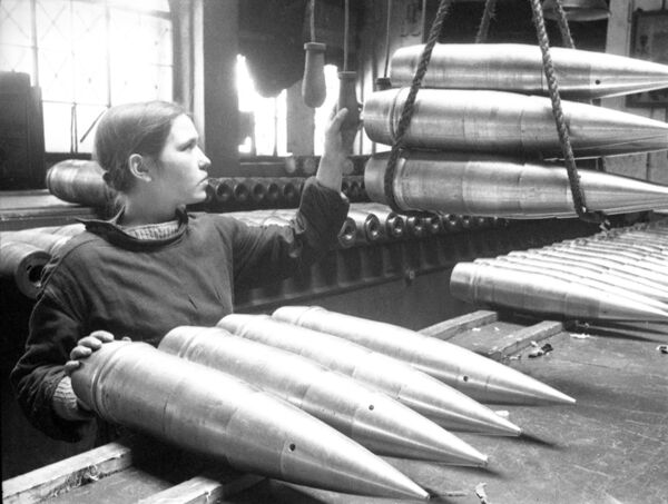 Las empresas del Leningrado liberado continuaron suministrando municiones al frente. Durante la guerra, 840 de un total de 1.000 fábricas quedaron fuera de servicio. Sin embargo, incluso en los años más duros, alrededor de 50 empresas siguieron operando, produciendo armamento y municiones: tanques, piezas de artillería, morteros, ametralladoras, fusiles automáticos, proyectiles y minas. Cerca de 100 tipos de productos de defensa.En la foto: la población de Leningrado en el frente laboral. - Sputnik Mundo