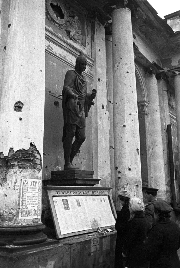 En el Leningrado sitiado, la palabra impresa se equiparaba al pan: pese a las condiciones extremadamente duras, en la ciudad asediada se publicaban varios diarios. La información operativa sobre la situación en el frente y en la ciudad, difundida a diario, fortalecía la confianza en la victoria y ayudaba a la población a resistir psicológicamente, funcionando como un arma moral de enorme importancia.En la foto: los leningradenses leen el periódico más reciente. - Sputnik Mundo