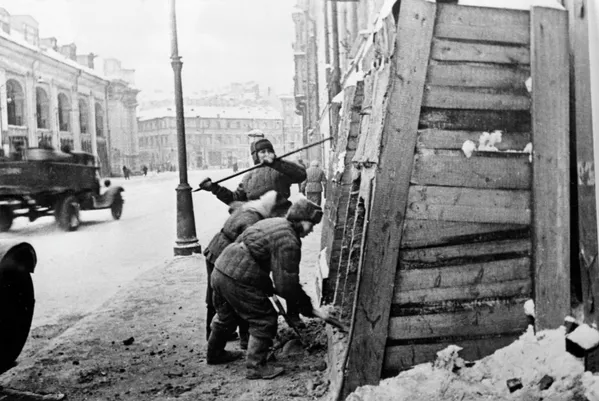 Además del pedestal del caballo de Clodt, en el puente Aníchkov, las huellas de los impactos de metralla se preservan en los escalones y columnas de la fachada occidental de la catedral de San Isaac y en la fachada norte de la Iglesia de la Resurrección de Cristo.En la foto: los ciudadanos comienzan a retirar las protecciones defensivas de las casas de la calle Sadóvaya. - Sputnik Mundo