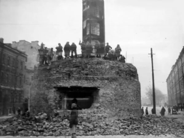 En la construcción de las fortificaciones participaron no solo mujeres, adolescentes y ancianos, sino también escolares de diez años. Se emplearon todo tipo de materiales disponibles. Dependiendo de su tamaño, cada búnker estaba destinado a albergar una guarnición de entre 8 y 40 combatientes.En la foto: el desmontaje de un punto de fuego permanente en la Plaza Vosstániya (Plaza del Alzamiento). - Sputnik Mundo