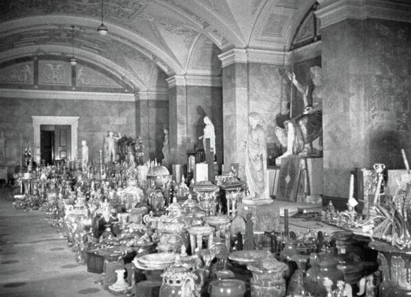 Todo el personal del museo Hermitage participó en el embalaje de las piezas, dedicando al descanso y la alimentación no más de una hora al día: en la primera semana se lograron embalar 500.000 objetos. Aquellas piezas que no pudieron evacuarse permanecieron en el museo: las más frágiles se trasladaron a los sótanos, mientras que las de vidrio y porcelana se enterraron en montículos de arena.En la foto: las obras de arte  del Hermitage que fueron trasladadas a los depósitos del museo durante el sitio. - Sputnik Mundo