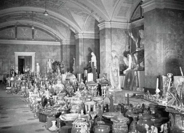 Todo el personal del museo Hermitage participó en el embalaje de las piezas, dedicando al descanso y la alimentación no más de una hora al día: en la primera semana se lograron embalar 500.000 objetos. Aquellas piezas que no pudieron evacuarse permanecieron en el museo: las más frágiles se trasladaron a los sótanos, mientras que las de vidrio y porcelana se enterraron en montículos de arena.En la foto: las obras de arte  del Hermitage que fueron trasladadas a los depósitos del museo durante el sitio. - Sputnik Mundo