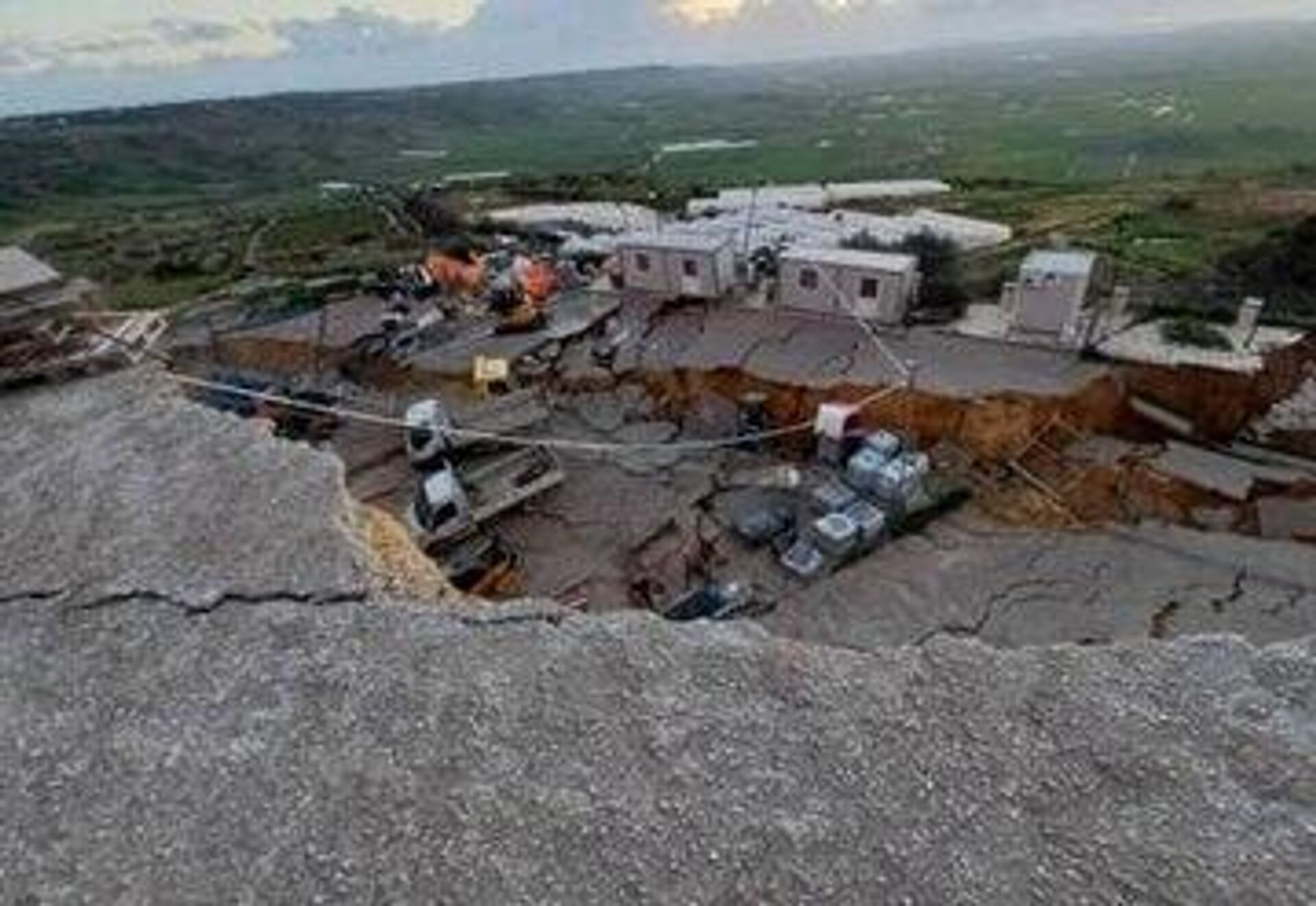 Al borde de la destrucción: el colapso del terreno deja a una ciudad devastada en Sicilia - Sputnik Mundo, 1920, 27.01.2026