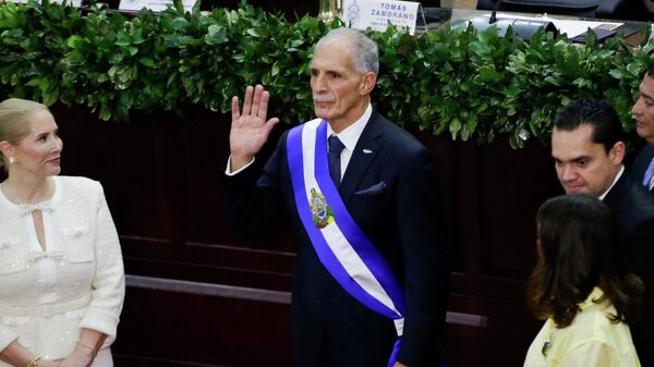 Nasry Asfura, nuevo presidente de Honduras, hace un gesto tras recibir la banda presidencial durante su ceremonia de juramentación en el Congreso en Tegucigalpa, Honduras, el 27 de enero de 2026  - Sputnik Mundo