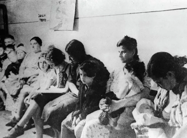 Al comienzo del asedio, la ciudad carecía de suficientes alimentos y combustible para resistir un asedio prolongado. La única ruta restante hacia Leningrado era a través del lago Ládoga, dentro del alcance de la artillería, la fuerza aérea y la marina enemigas.En la foto: residentes en refugios antiaéreos durante un ataque. - Sputnik Mundo