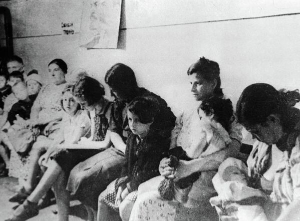 Al comienzo del asedio, la ciudad carecía de suficientes alimentos y combustible para resistir un asedio prolongado. La única ruta restante hacia Leningrado era a través del lago Ládoga, dentro del alcance de la artillería, la fuerza aérea y la marina enemigas.En la foto: residentes en refugios antiaéreos durante un ataque. - Sputnik Mundo