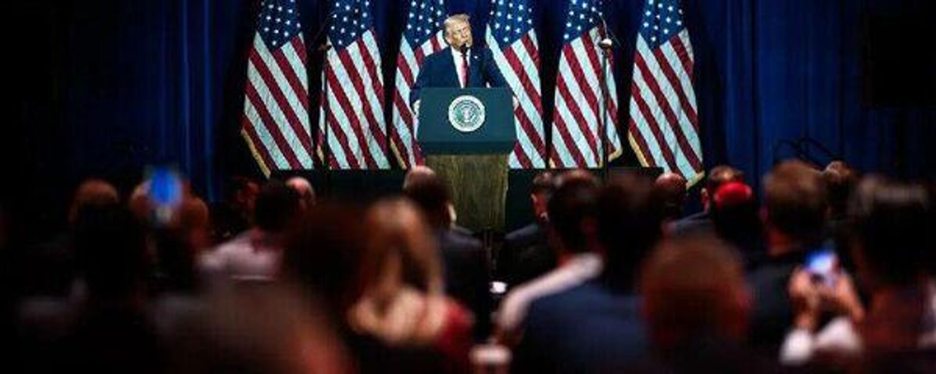 Hay otra hermosa armada navegando hacia Irán ahora mismo, dice Trump - Sputnik Mundo, 1920, 28.01.2026