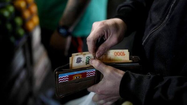 Familias endeudadas hasta el cuello: Argentina registra morosidad récord en créditos personales - Sputnik Mundo