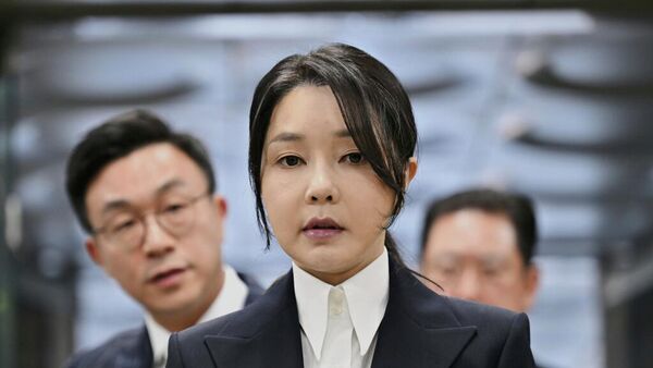  Kim Keon-hee, ex primera dama de Corea del Sur, esposa del expresidente destituido Yoon Suk Yeol, llega a un tribunal para asistir a una audiencia para revisar su orden de arresto solicitada por fiscales especiales, en Seúl, Corea del Sur, el 12 de agosto de 2025 - Sputnik Mundo