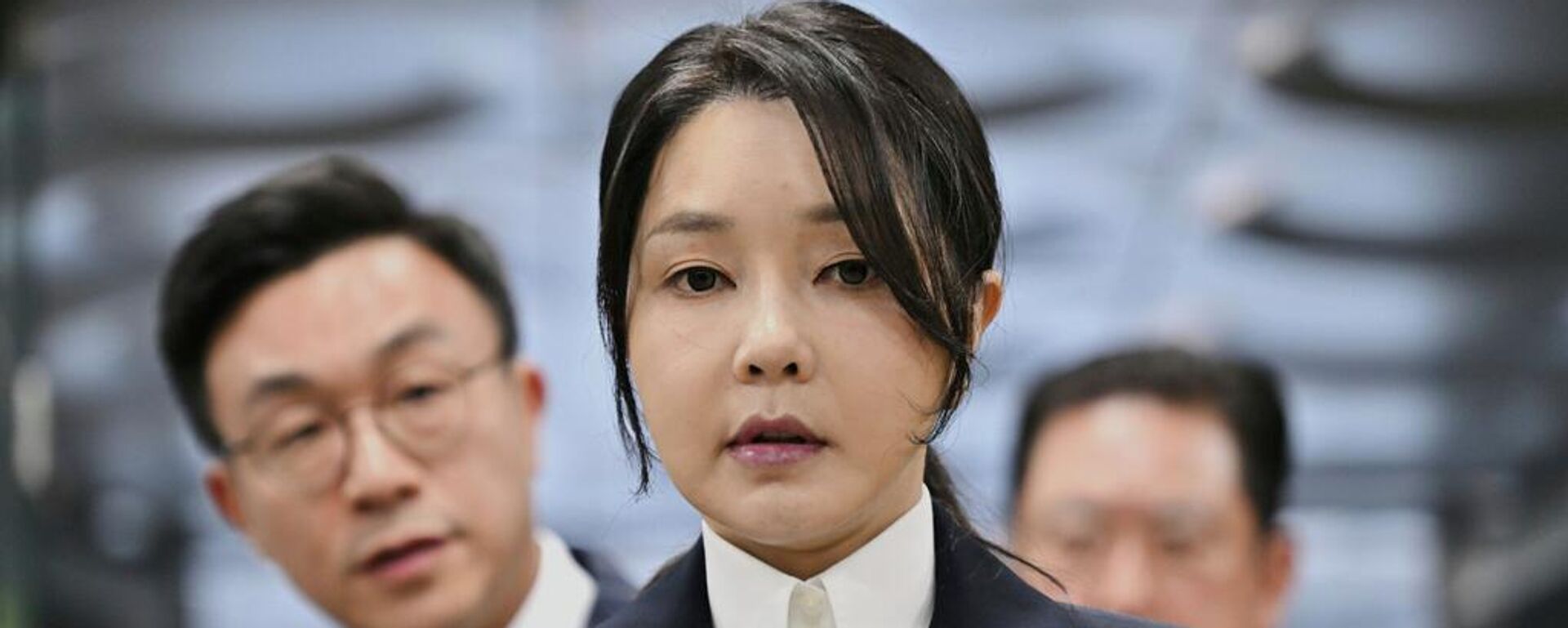 Kim Keon-hee, ex primera dama de Corea del Sur, esposa del expresidente destituido Yoon Suk Yeol, llega a un tribunal para asistir a una audiencia para revisar su orden de arresto solicitada por fiscales especiales, en Seúl, Corea del Sur, el 12 de agosto de 2025 - Sputnik Mundo, 1920, 28.01.2026