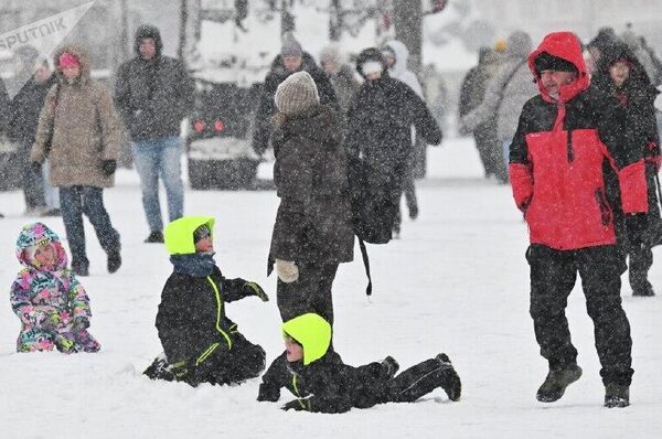 Nieve récord: cómo Moscú sobrevive a una fuerte nevada Nieve récord: cómo Moscú sobrevive a una fuerte nevada - Sputnik Mundo