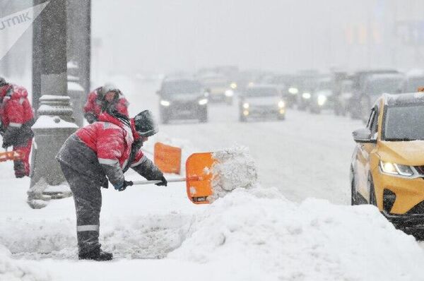Nieve récord: cómo Moscú sobrevive a una fuerte nevada Nieve récord: cómo Moscú sobrevive a una fuerte nevada - Sputnik Mundo