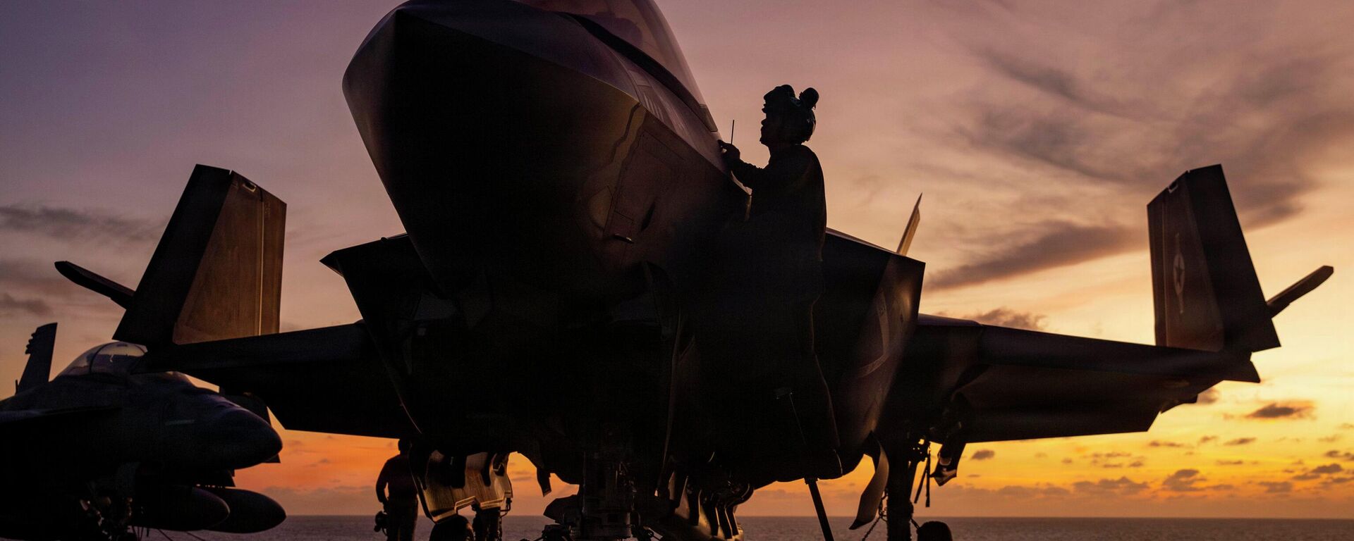 Un caza de EEUU en el portaviones USS Abraham Lincoln, que se dirige hacia Oriente Medio - Sputnik Mundo, 1920, 29.01.2026