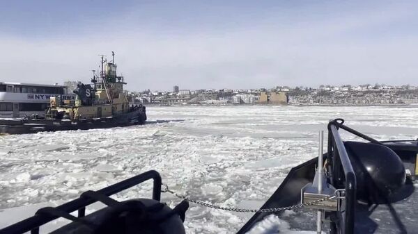 Un barco de la policía de Nueva York queda varado por el hielo - Sputnik Mundo