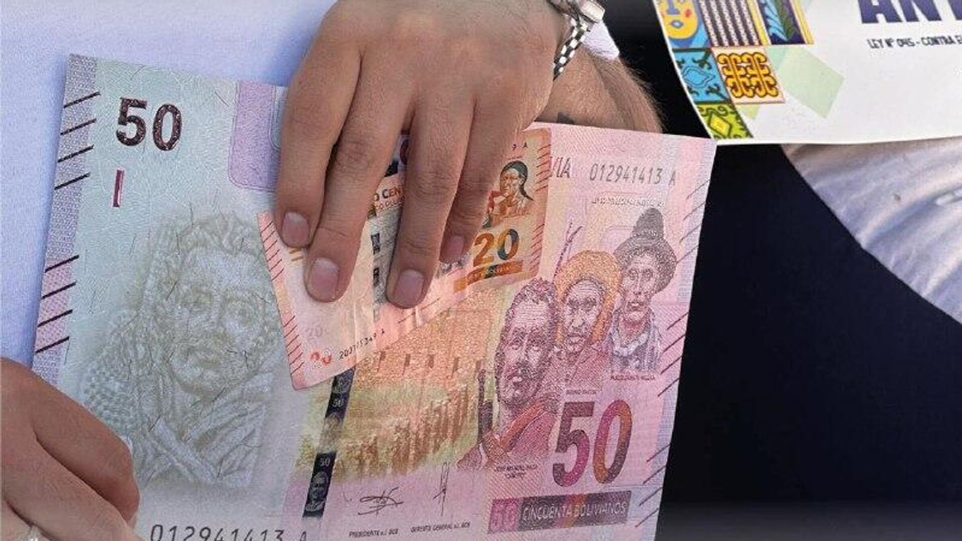 Es una medida más psicológica: Bolivia inicia devolución de dólares a miles de ahorristas locales Es una medida más psicológica: Bolivia inicia devolución de dólares a miles de ahorristas locales - Sputnik Mundo, 1920, 30.01.2026