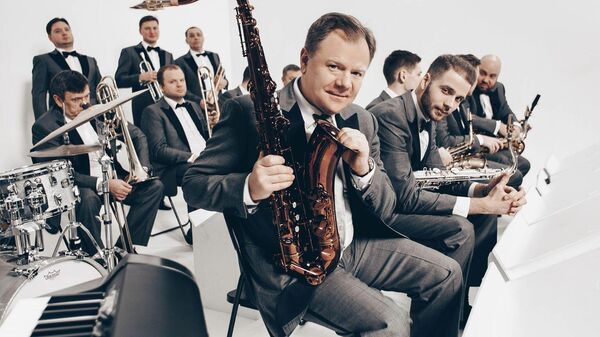 Igor Butman (centro) y la Orquesta de Jazz de Moscú. - Sputnik Mundo