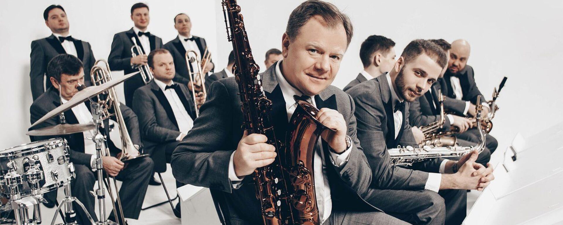 Igor Butman (centro) y la Orquesta de Jazz de Moscú. - Sputnik Mundo, 1920, 31.01.2026