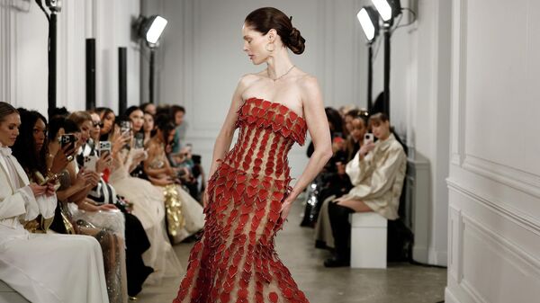 Модель Коко Роша демонстрирует творение дизайнеров Phan Huy и Steven Doan в рамках показа коллекции высокой моды весна/лето 2026 в Париже, Франция - Sputnik Mundo