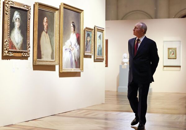 El presidente ruso, Vladímir Putin, admira las exposiciones del museo Hermitage durante una visita conjunta con el gobernante supremo malayo, el sultán Ibrahim Iskandar, a este centro icónico de la historia y del arte, ubicado en la ciudad rusa de San Petersburgo. - Sputnik Mundo