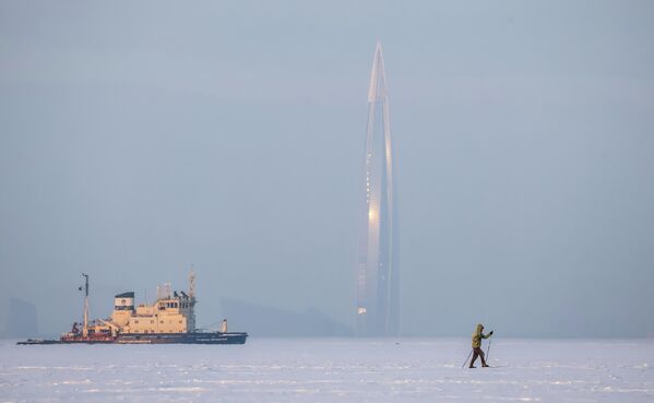 Un residente de San Petersburgo esquía sobre el golfo de Finlandia congelado. - Sputnik Mundo