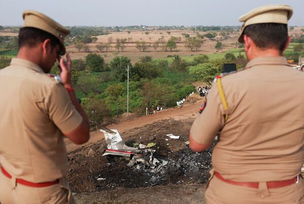 Agentes de la Policía india inspeccionando el lugar del accidente aéreo del Learjet 45, en el que fallecieron varios altos cargos del estado de Maharashtra. - Sputnik Mundo