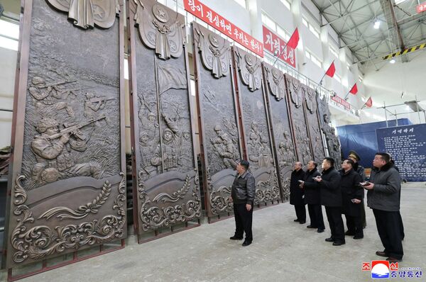 El líder norcoreano Kim Jong-un visita un taller artístico especializado en la fabricación de esculturas para el monumento conmemorativo dedicado a los soldados de Corea del Norte fallecidos en combates en el extranjero. - Sputnik Mundo