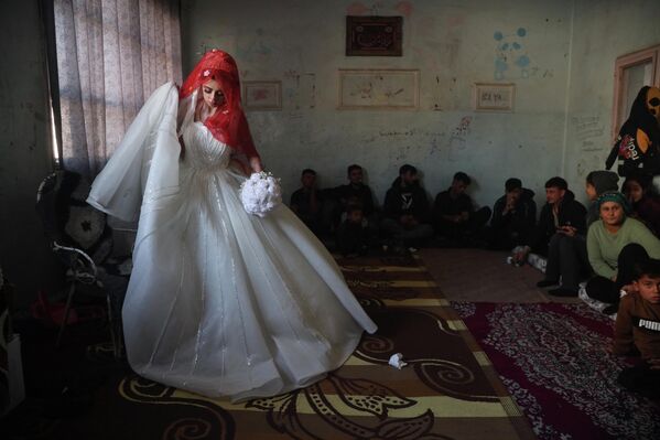 Una novia en una ceremonia nupcial que se celebra en una escuela utilizada como refugio a raíz de los enfrentamientos en el noreste de Siria. - Sputnik Mundo
