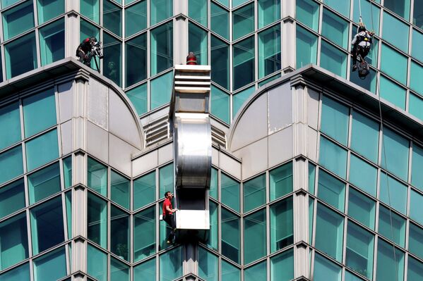 El escalador Alex Honnold realiza una ascensión sin cuerdas al rascacielos Taipei 101 en la isla de Taiwán. - Sputnik Mundo