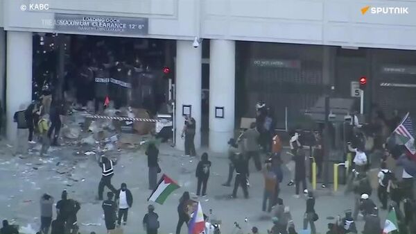 ‍ La Policía de Los Ángeles entra en alerta táctica ante disturbios anti-ICE frente al edificio federal - Sputnik Mundo