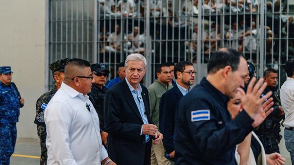 El presidente electo de Chile, José Antonio Kast, recorre el CECOT durante su visita a El Salvador - Sputnik Mundo