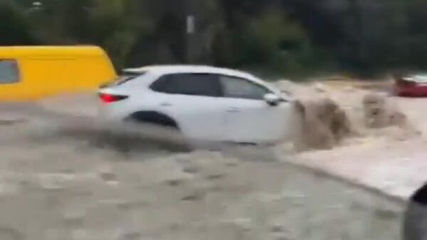 Intensas lluvias azotan la capital de Chile - Sputnik Mundo