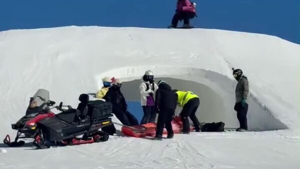 Teletransporte al hospital: una pista de China se convierte en una auténtica trampa para esquiadores - Sputnik Mundo