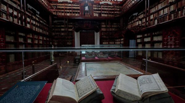 El interior de la biblioteca Palafoxiana, la biblioteca pública más antigua de América, en Puebla, México
 - Sputnik Mundo