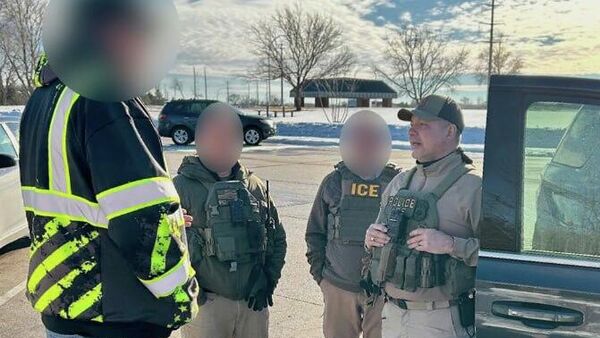 Todos los agentes federales en Minneapolis usarán cámaras corporales, informa Noem - Sputnik Mundo