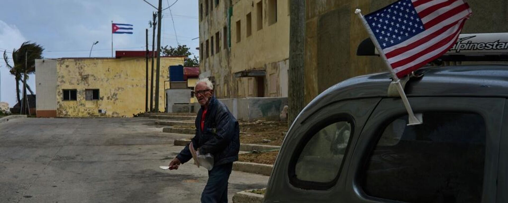 Un hombre caminando en La Habana, Cuba - Sputnik Mundo, 1920, 03.02.2026