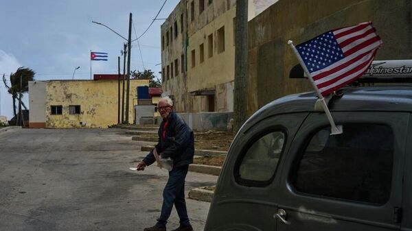 Un hombre caminando en La Habana, Cuba - Sputnik Mundo