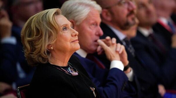 ¿Por qué los Clinton fueron citados al Congreso por el caso Epstein? - Sputnik Mundo