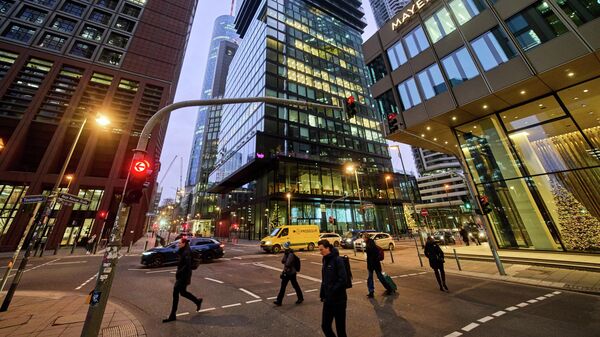 Gente cruza una calle en el centro de Frankfurt, Alemania - Sputnik Mundo