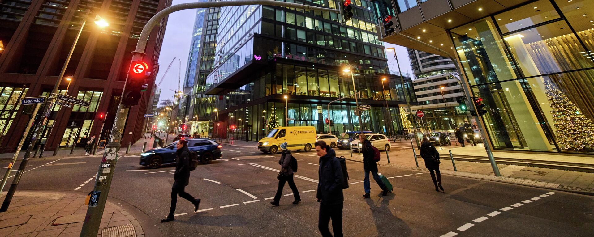 Gente cruza una calle en el centro de Frankfurt, Alemania - Sputnik Mundo, 1920, 04.02.2026