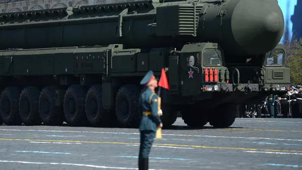 Sistema de misiles Topol-M pasa por la Plaza Roja durante el desfile militar dedicado al 68 aniversario de la victoria en la Gran Guerra Patria. - Sputnik Mundo