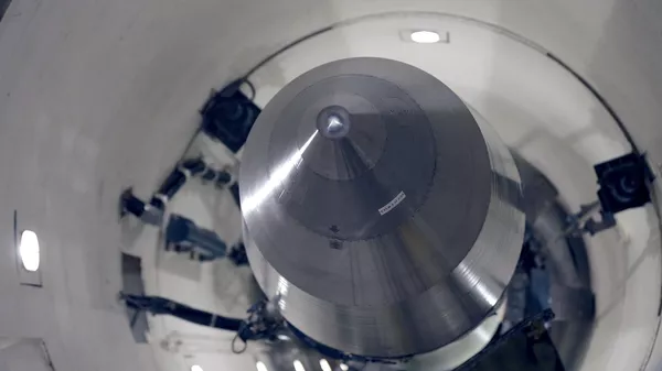 Misil Minuteman 3 inerte en un tubo de lanzamiento de entrenamiento en la Base de la Fuerza Aérea Minot, Dakota del Norte - Sputnik Mundo