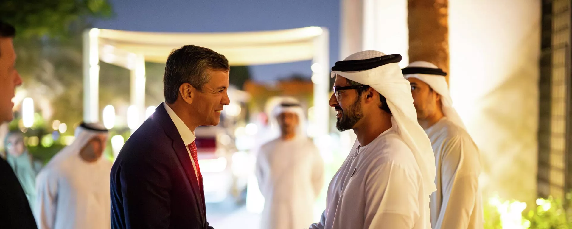 El presidente de Paraguay, Santiago Peña, saludando al Jeque Zayed bin Hamdan bin Zayed Al Nahyan, presidente de la Oficina Nacional de Medios de los Emiratos Árabes Unidos - Sputnik Mundo, 1920, 05.02.2026