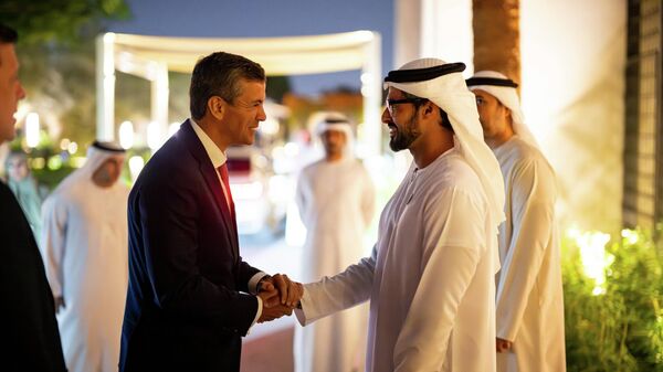 El presidente de Paraguay, Santiago Peña, saludando al Jeque Zayed bin Hamdan bin Zayed Al Nahyan, presidente de la Oficina Nacional de Medios de los Emiratos Árabes Unidos - Sputnik Mundo